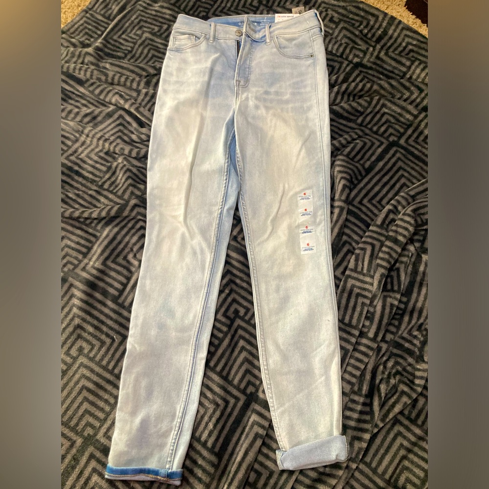 Old Navy skinny jeans. NEVER WORN! Women’s size 6.